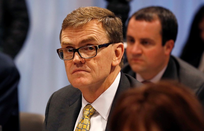 © Reuters. FILE PHOTO: CEO of UPS David Abney listens to Obama answer questions from business leaders while at the quarterly meeting of the Business Roundtable in Washington
