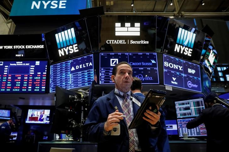 © Reuters. Traders work on the floor of the NYSE in New York