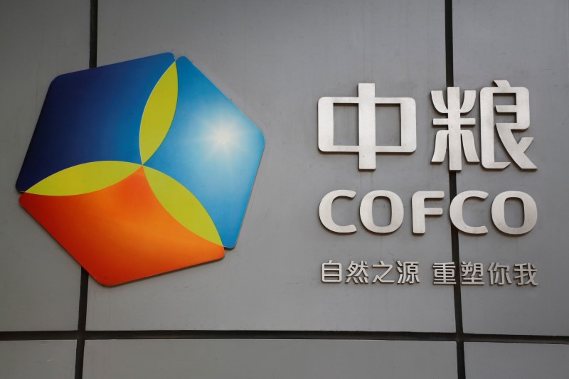 © Reuters. Logo da China Oil and Foodstuffs Corporation (COFCO) na sede da empresa em Pequim, na China