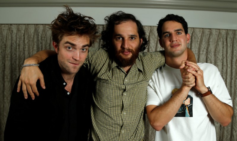 © Reuters. Pattinson e os diretores de “Bom Comportamento” Joshua (C) e Ben Safdie posam em Los Angeles