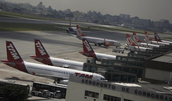 © Reuters. Em foto de arquivo, aviões da Gol e da TAM são vistos no aeroporto de Congonhas, em São Paulo