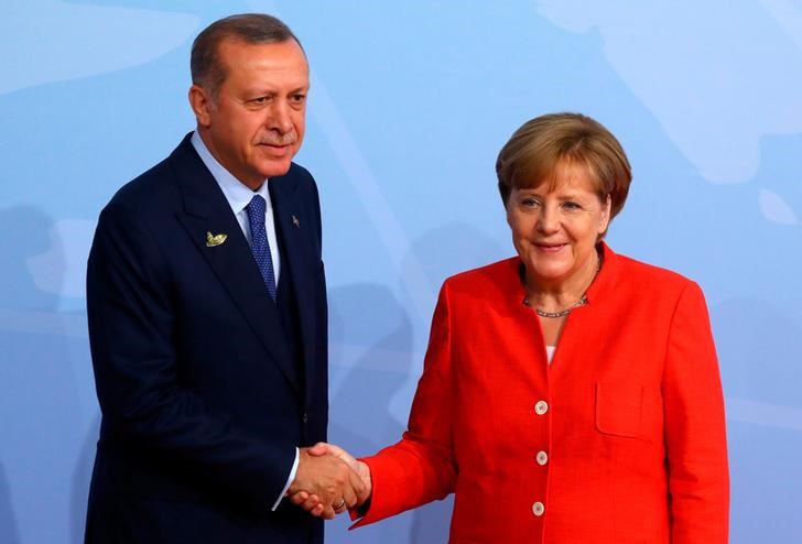 © Reuters. الاتحاد الأوروبي يعتزم تخفيف التوتر مع تركيا رغم تشدد ميركل