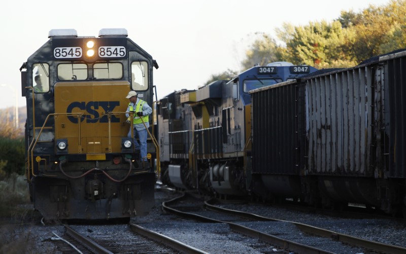 © Reuters. A CSX coal train moves past an idling CSX engine at the switchyard in Brunswick, Maryland