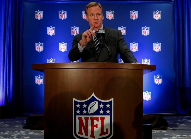© Reuters. NFL commissioner Roger Goodell speaks during a news conference following the NFL owners autumn meeting in New York City