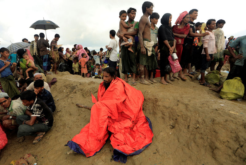 © Reuters. Rohingya refugees continue their way to camps in Palang Khali, near Cox's Bazar