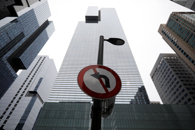 © Reuters. A traffic sign is seen in front of a Samsung Electronics office building in Seoul