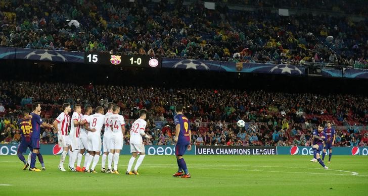 © Reuters. Messi marca su gol número 100 en competiciones europeas en el Barcelona-Olympiakos