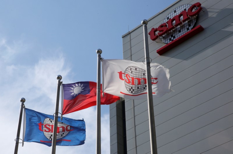 © Reuters. FILE PHOTO: Flags of Taiwan and Taiwan Semiconductor Manufacturing Co (TSMC) are displayed next to its headquarters in Hsinchu