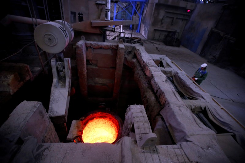 © Reuters. FILE PHOTO: A worker observes melted steel in an electric arc furnace in a steel factory of Store Steel in Store