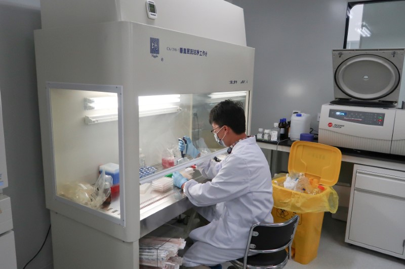 © Reuters. A scientist works at Zai Labo's drug development facility in Shanghai