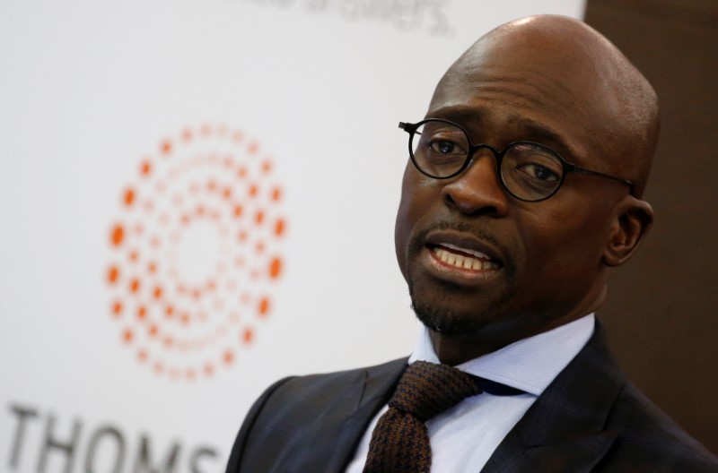 © Reuters. South Africa's Finance Minister Malusi Gigaba speaks during the Thomson Reuters economist of the year awards