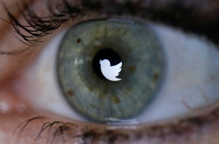 © Reuters. Ilustración fotográfica del logo de Twitter visto en el ojo de una mujer en Berlín