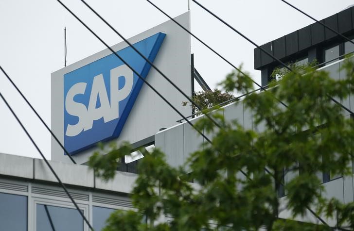 © Reuters. Логотип SAP AG на здании группы в Вальдорфе, Германия