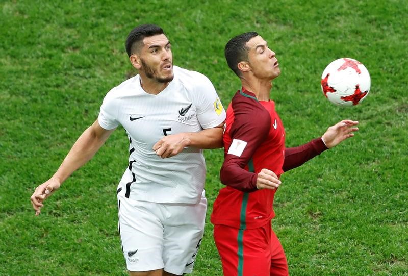 © Reuters. دورانت مدافع نيوزيلندا يغيب عن مواجهتي الملحق أمام بيرو