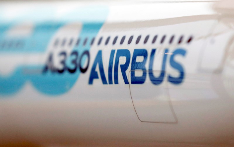 © Reuters. A scale model of an Airbus A330neo aircraft is pictured during its maiden flight event in Colomiers near Toulouse