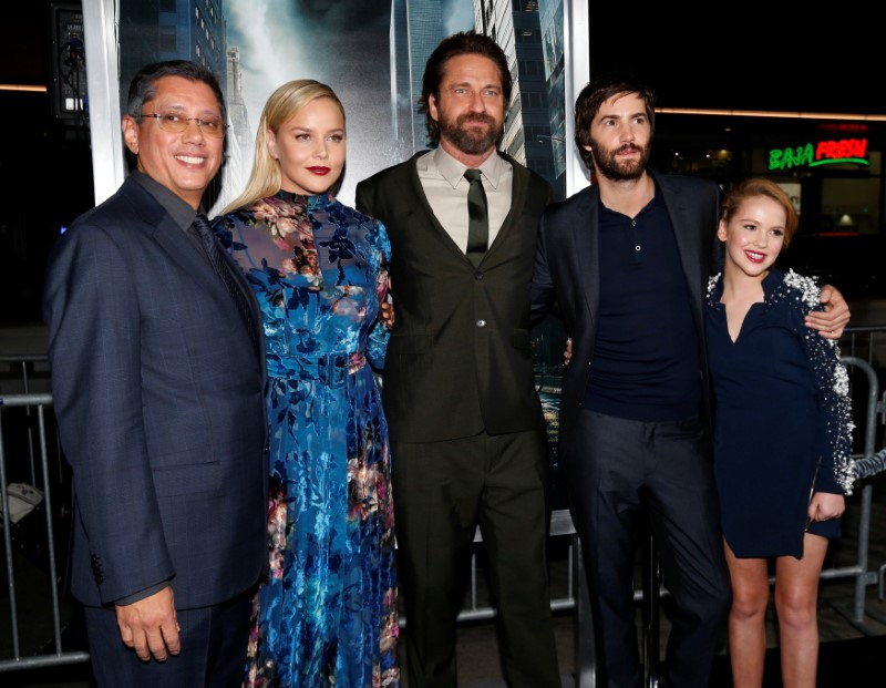 © Reuters. Diretor Dean Devlin e atores Abbie Cornish, Gerard Butler, Jim Sturgess e Talitha Elian Bateman posam para fotos na estreia de "Tempestade – Planeta em Fúria", em Los Angeles