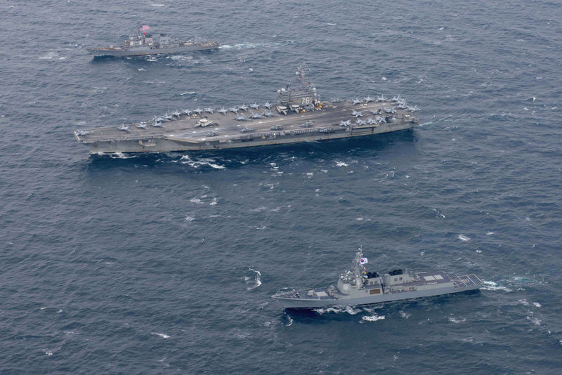 © Reuters. Porta-aviões norte-americano USS Ronald Reagan navega nas águas ao leste da península coreana