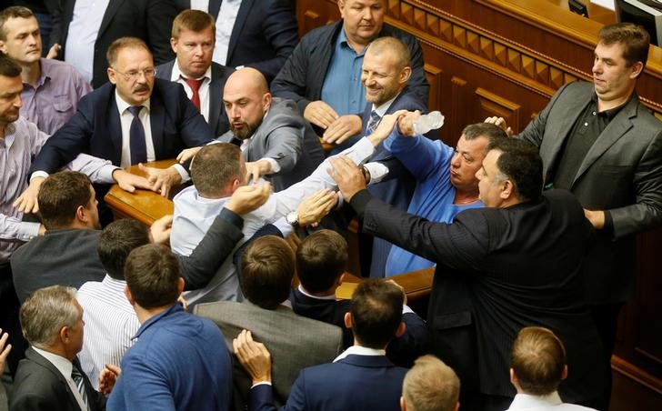 © Reuters. Драка украинских депутатов в зале заседаний Рады