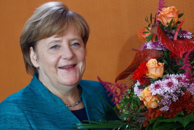 © Reuters. German Chancellor Merkel arrives for the weekly cabinet meeting at the Chancellery in Berlin