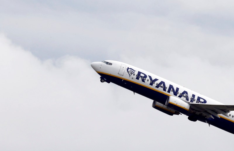 © Reuters. Ryanair commercial passenger jet lands in Colomiers near Toulouse