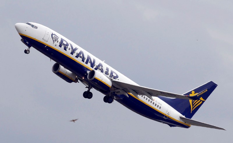 © Reuters. Ryanair commercial passenger jet lands in Colomiers near Toulouse