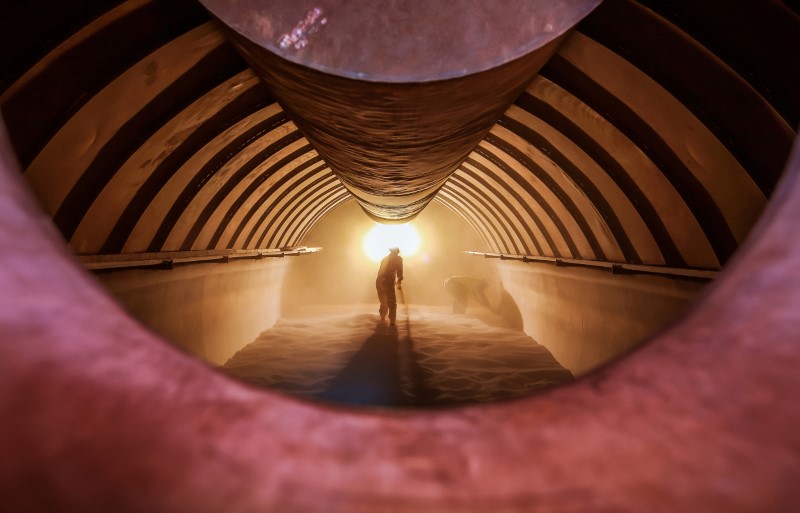 © Reuters. Workers lay alumina particles inside an air treatment facility at an oxygen production plant in Ma'anshan