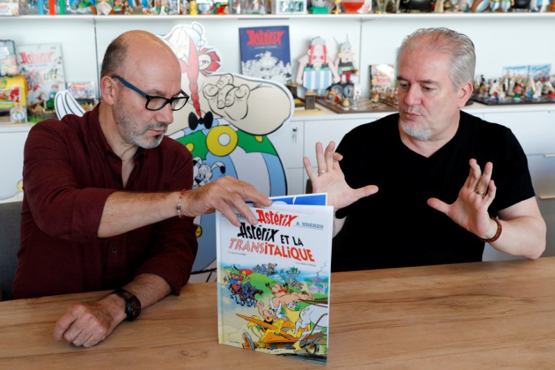 © Reuters. Autor Jean-Yves Ferri e ilustrador Didier Conrad seguram novo quadrinho "Asterix et la Transitalique" durante entrevista em Vanves, perto de Paris