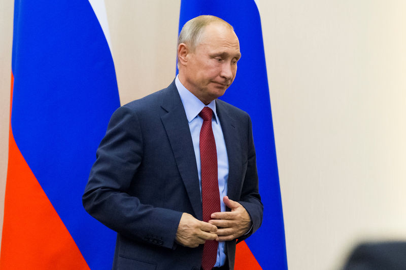 © Reuters. Russian President Vladimir Putin leaves after a joint news conference with Croatian President Kolinda Grabar-Kitarovic following their talks at the Bocharov Ruchei state residence in Sochi