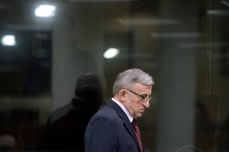 © Reuters. FILE PHOTO: Vladimir Lazarevic enters the courtroom of the Yugoslav war crimes tribunal in The Hague
