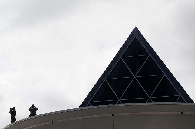 © Reuters. Police survey the area from atop a building before the speech by Richard Spencer in Gainesville