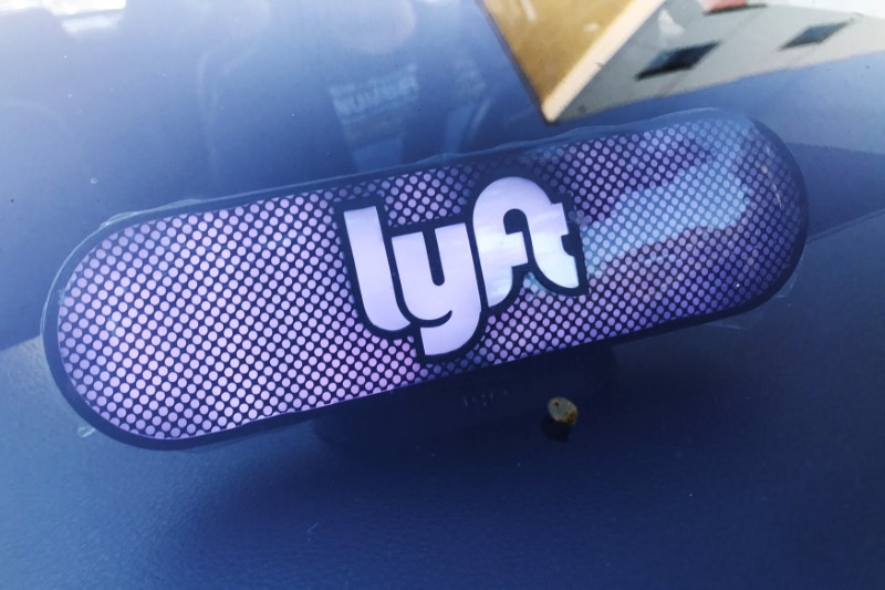 © Reuters. FILE PHOTO: An illuminated sign appears in a Lyft ride-hailing car in Los Angeles