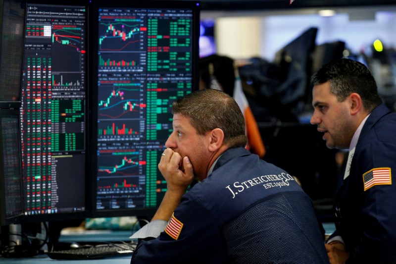 © Reuters. FILE PHOTO: Traders work on the floor of the NYSE in New York