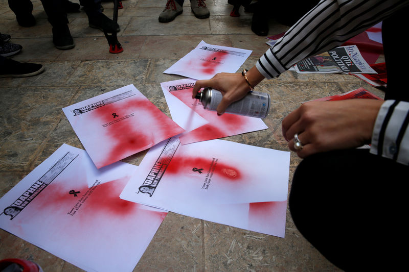 © Reuters. Journalists protest against the murder of investigative journalist Daphne Caruana Galizia in Valletta