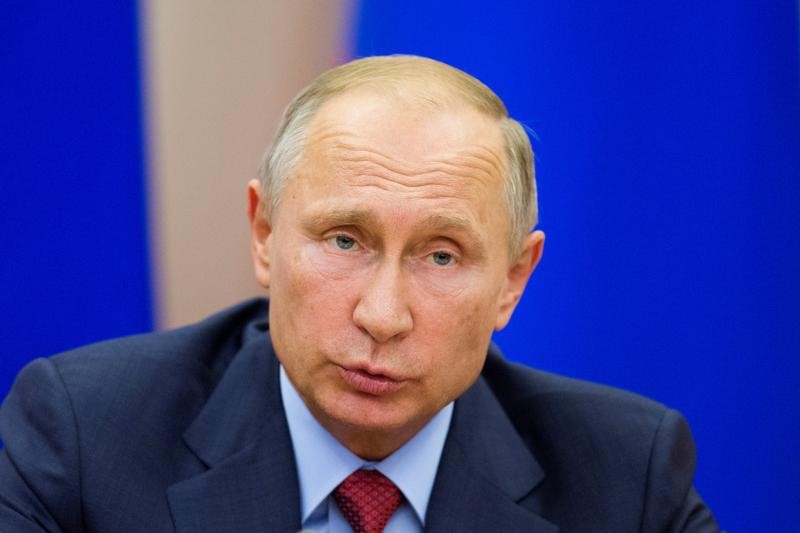 © Reuters. الرئيس الروسي بوتين: سعر النفط فوق 50 دولارا للبرميل "عادل"