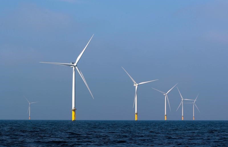 © Reuters. FILE PHOTO: Power-generating windmill turbines are seen at the Eneco Luchterduinen offshore wind farm near Amsterdam