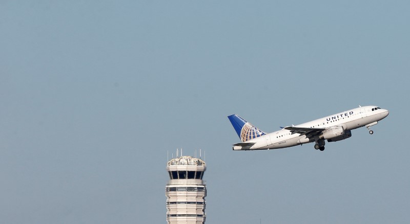 © Reuters. FILE PHOTO: A United Airlines jet takes off from Washington National Airport in Washington