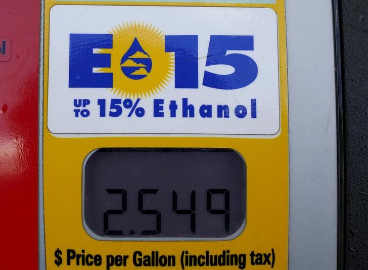 © Reuters. A gas pump displays the price for E15, a gasoline with 15 percent of ethanol, at a gas station in Nevada