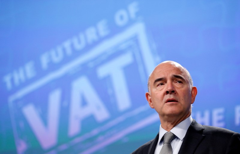 © Reuters. EU Economic and Financial Affairs Commissioner Moscovici presents a VAT reform proposal  in Brussels.