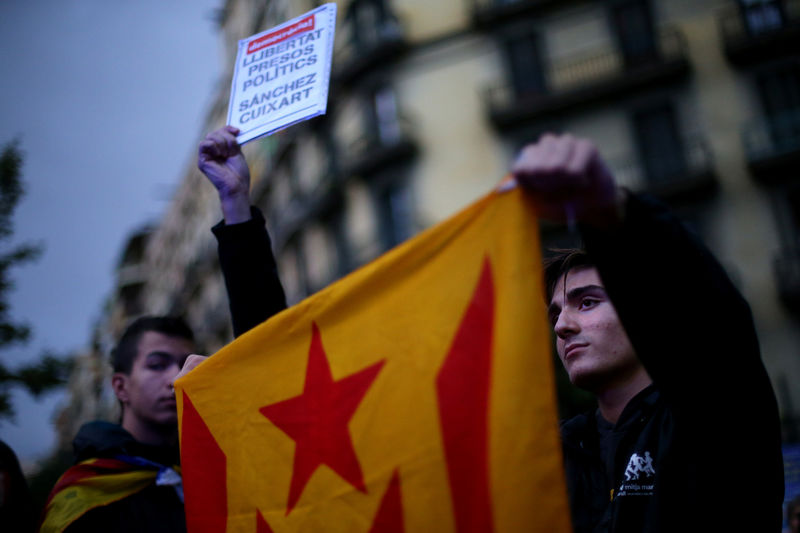 © Reuters. Manifestante segura bandeira da Catalunha durante protesto em Barcelona