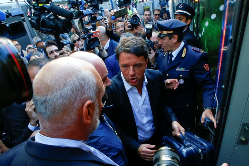© Reuters. Italy's Former Prime Minister Matteo Renzi arrives to board a train during his electoral tour "Destinazione Italia" at the Tiburtina train station in Rome