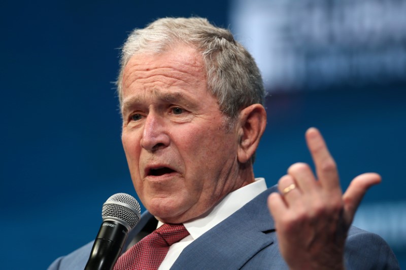 © Reuters. بوش يهاجم ترامب ضمنيا وينتقد 
