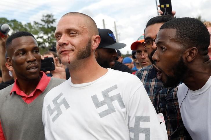 © Reuters. Homem é cercado por manifestantes em local de discurso de Richard Spencer em Gainesville