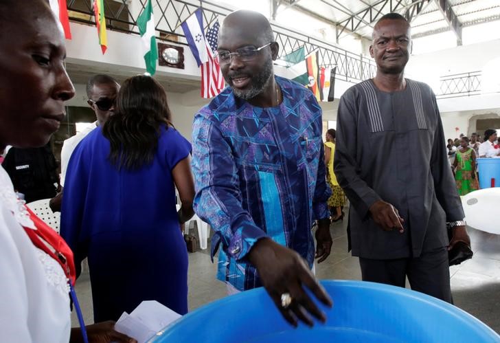 © Reuters. George Weah vota em Monróvia