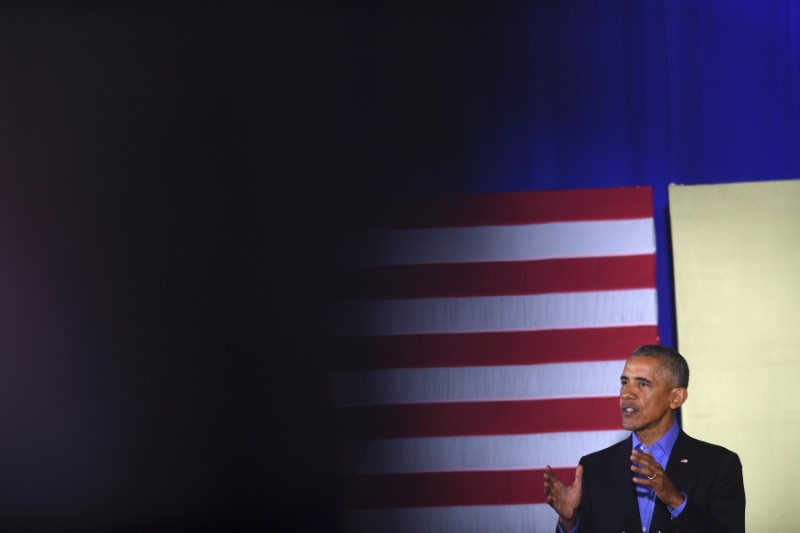 © Reuters. Former president Barack Obama speaks during a rally for New Jersey Democratic Gubernatorial candidate Jim Murphy in Newark