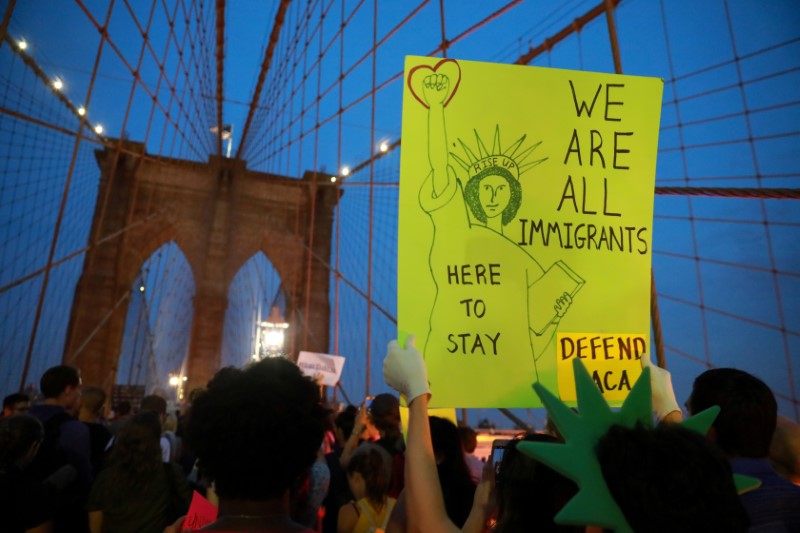 © Reuters. People march across the Brooklyn Bridge to protest the planned dissolution of DACA in Manhattan, New York City, U.S.