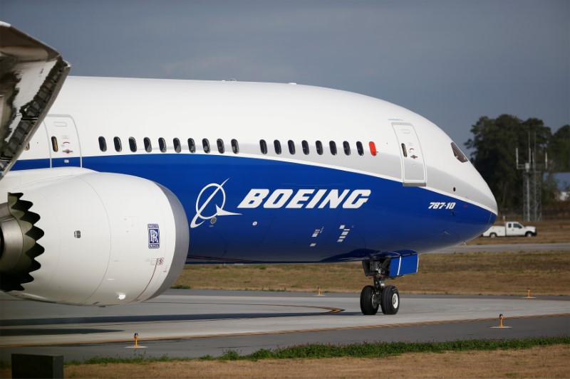 © Reuters. FILE PHOTO - The new Boeing 787-10 Dreamliner taxis on the runway during it's first flight at the Charleston International Airport in North Charleston