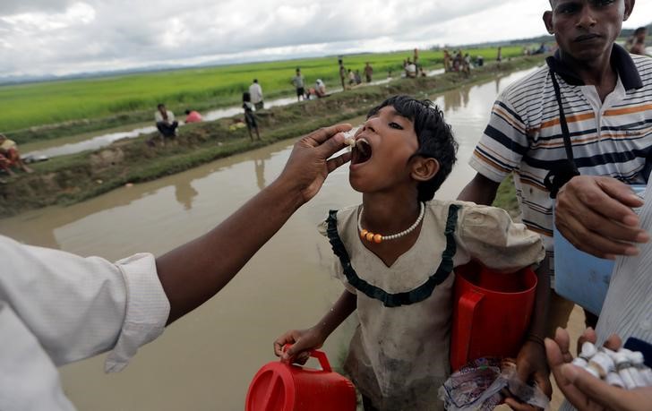 © Reuters. يونيسيف: أطفال اللاجئين الروهينجا في بنجلادش في حالة بائسة