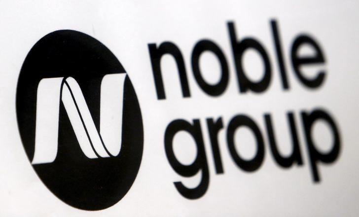 © Reuters. FILE PHOTO - A Noble Group sign is pictured at a meet-the-investors event in Singapore