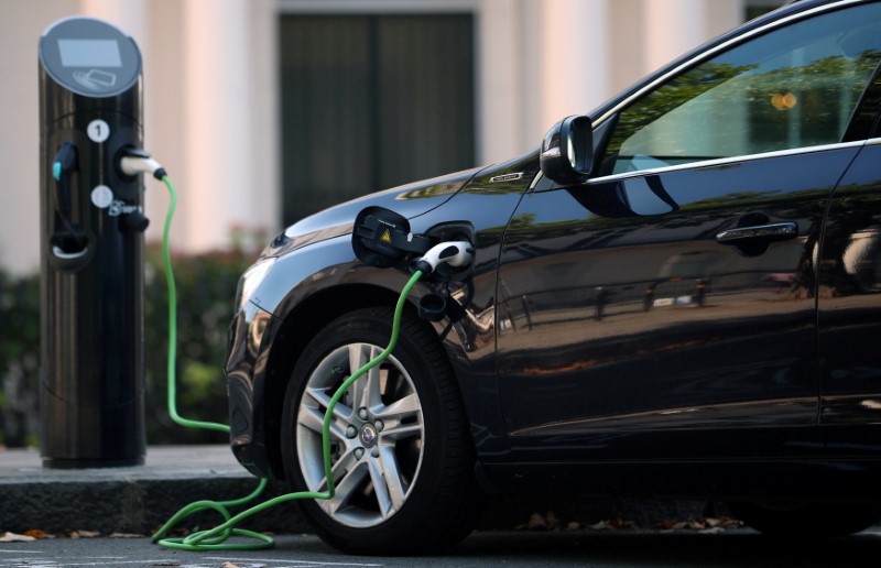 © Reuters. FILE PHOTO: Volvo hybrid car is seen connected to a charging point in London