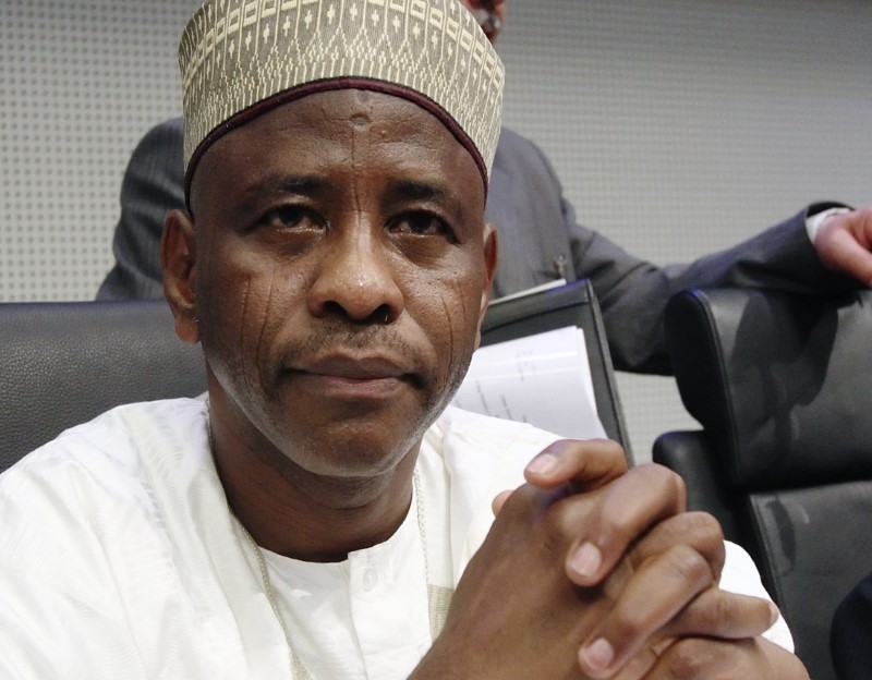 © Reuters. Head of Nigeria's OPEC delegation Sheikh listens to journalists at the beginning of an OPEC meeting in Vienna